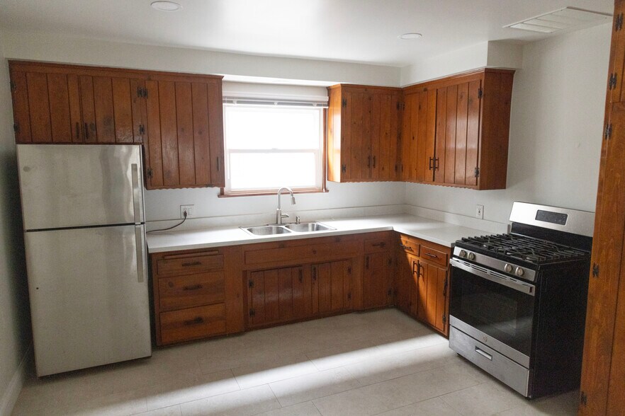 More Photos Of 16011 Victory Blvd, Van Nuys Apartments For Sale