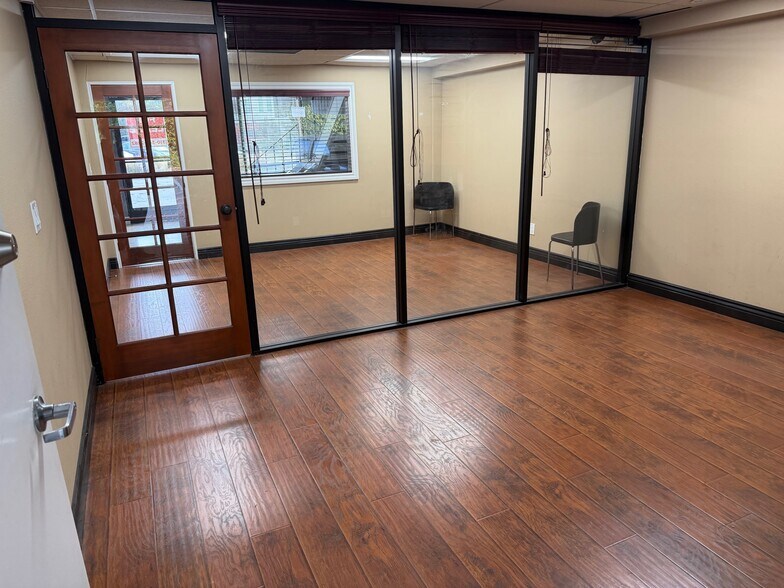 More Photos Of 23291 Ventura Blvd, Woodland Hills Loft Creative Space For Lease