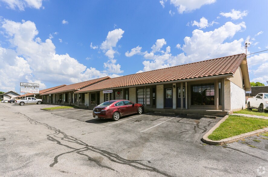More Photos Of 2105 Justin Ln, Austin General Retail For Lease