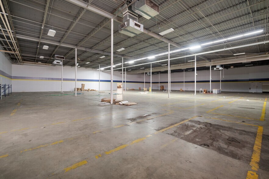 More Photos Of 4600 Park St N, Saint Petersburg Warehouse For Lease