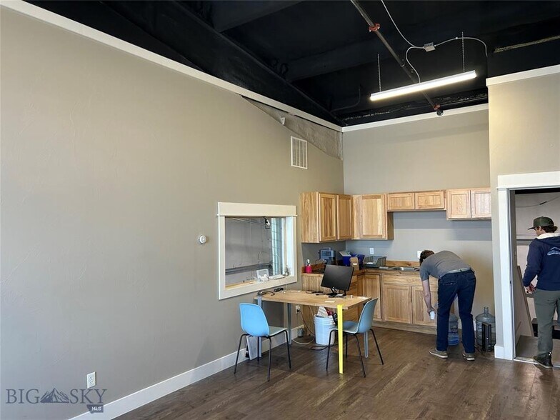 More Photos Of 119 Gold Miner Ln, Belgrade Flex For Lease