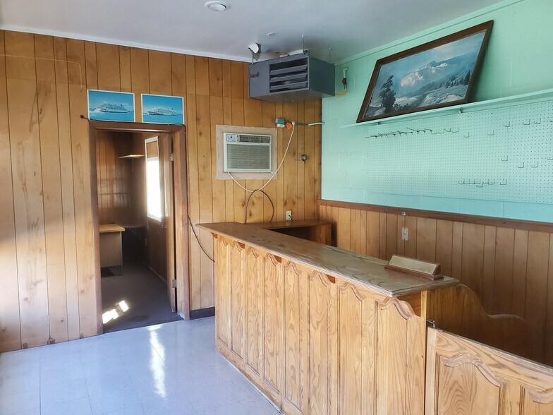 More Photos Of 401 N 3rd St, Lilbourn Flex For Sale