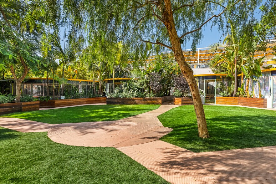 More Photos Of 1370 N St Andrews Pl, Los Angeles Office For Sale