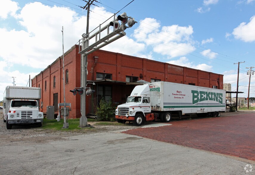 Primary Photo Of 310 S 9th St, Corsicana Manufacturing For Sale