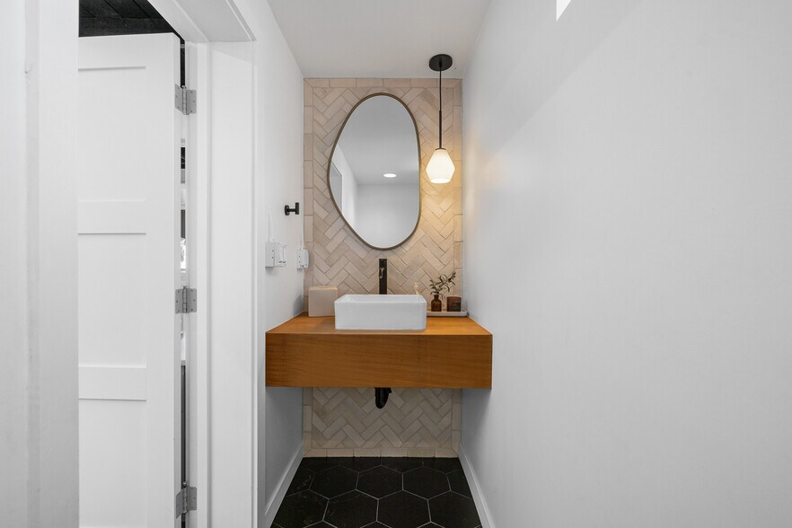 More Photos Of 1630 Aviation Blvd, Redondo Beach Loft Creative Space For Sale