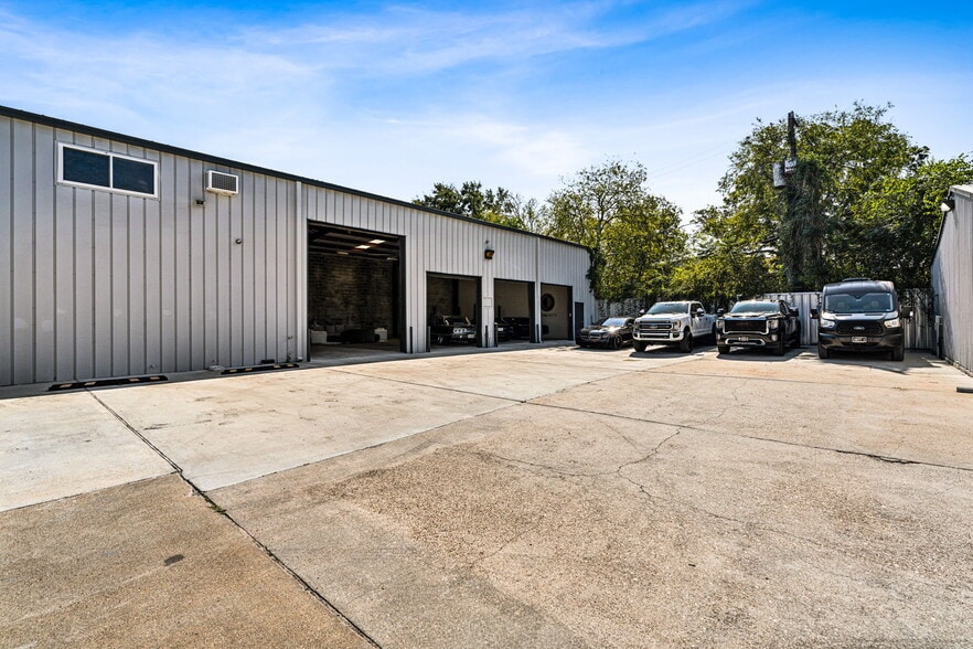 More Photos Of 5703-5705 Edgemoor Dr, Houston Warehouse For Sale