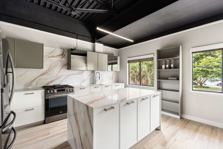 More Photos Of 800 Harbour Dr, Naples Office For Lease