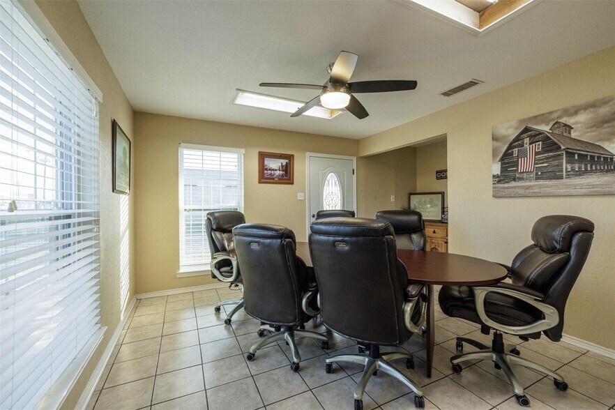 More Photos Of 8866 TX-34, Quinlan Office For Sale