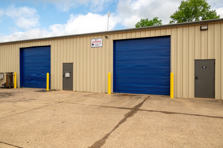 More Photos Of 62 Industrial Park Cir, Benton Light Distribution For Lease