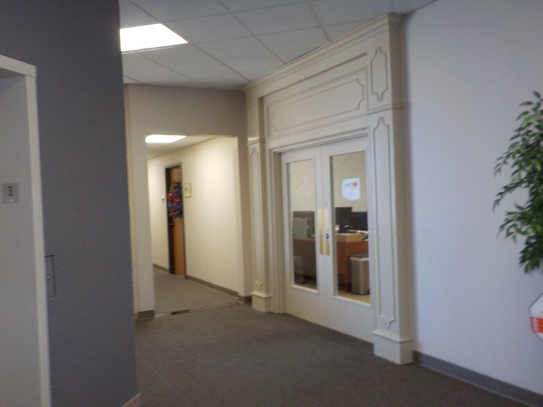 More Photos Of 3700 N 10th St, McAllen Office For Lease
