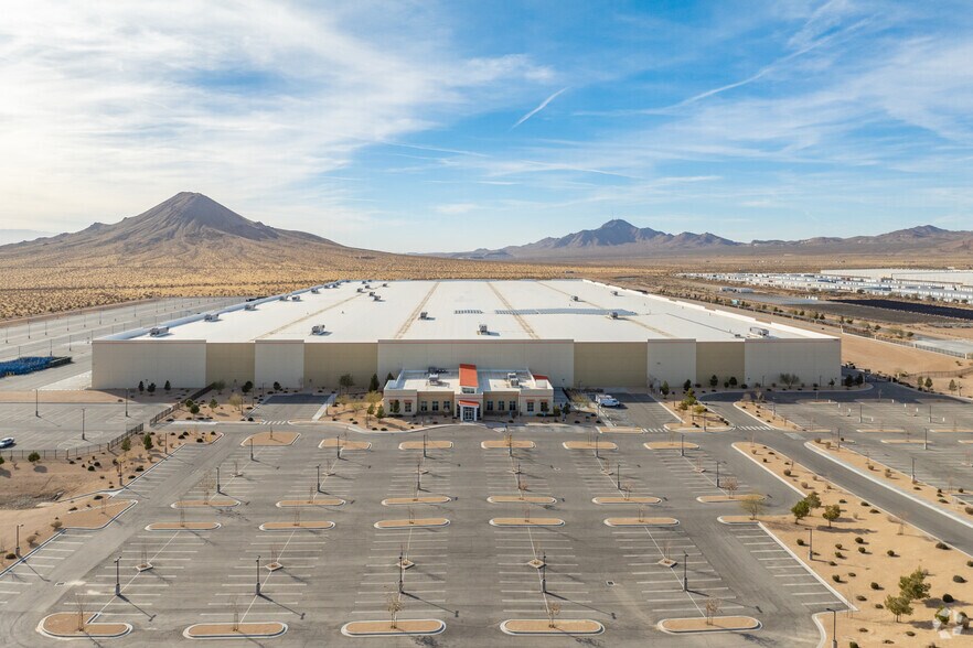 More Photos Of 18880 Navajo Rd, Apple Valley Distribution For Lease