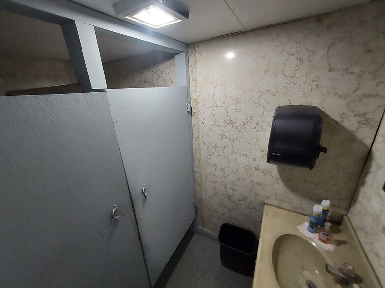 More Photos Of 66-68 Plymouth St, Edwardsville Flex For Sale