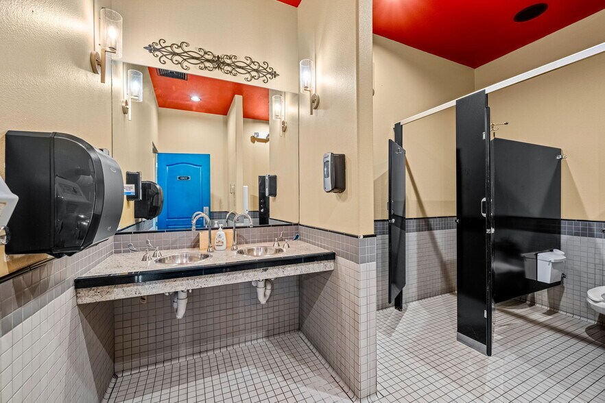 More Photos Of 701 E 2nd Ave, Durango Showroom For Lease