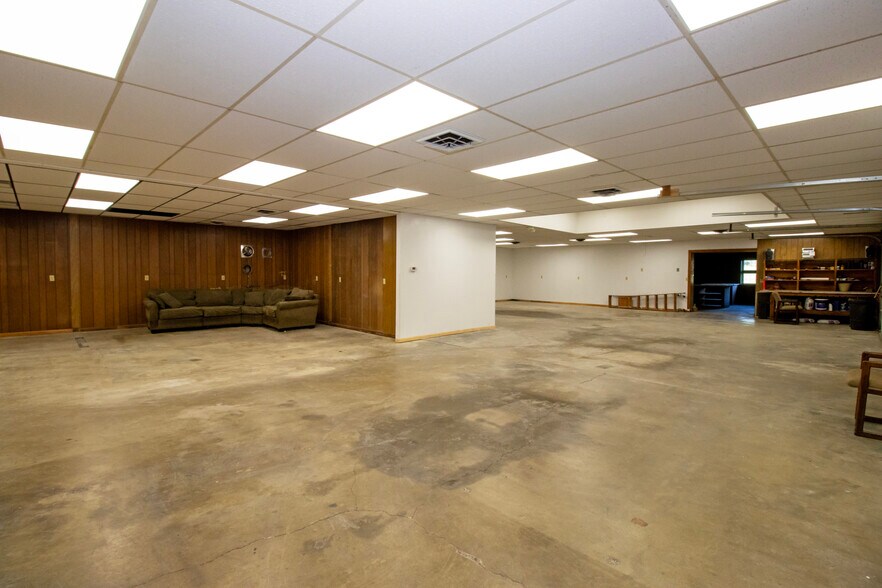 More Photos Of 390 E Wood St, Shreve Light Manufacturing For Lease