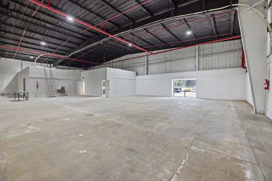 More Photos Of 8246 W Mineral King Ave, Visalia Warehouse For Lease
