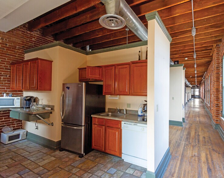 More Photos Of 390 S Main St, Memphis Office For Sale