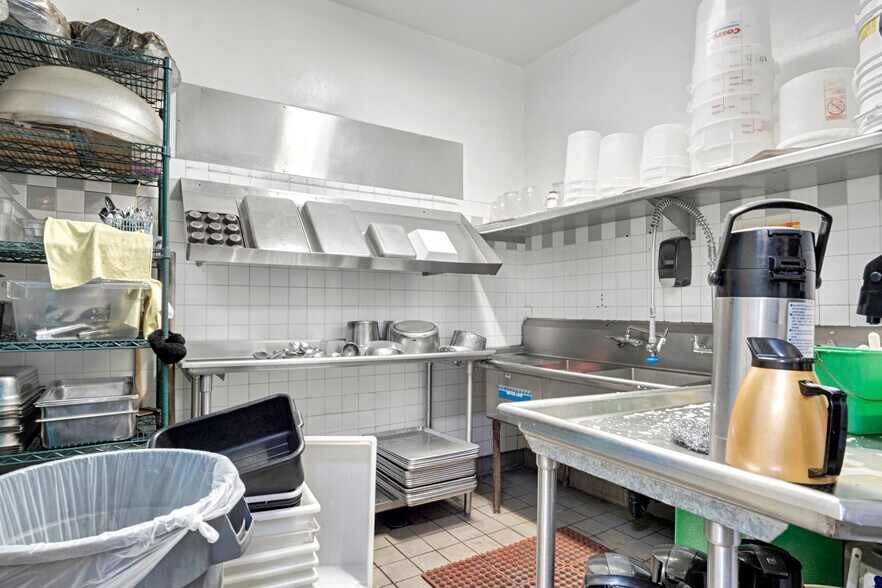 More Photos Of 2214 Stoner Ave, Los Angeles Freestanding For Lease