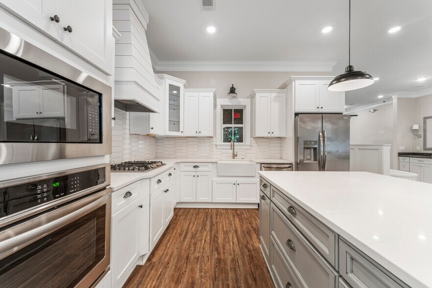 More Photos Of 102 S College St, Hamilton Flex For Sale