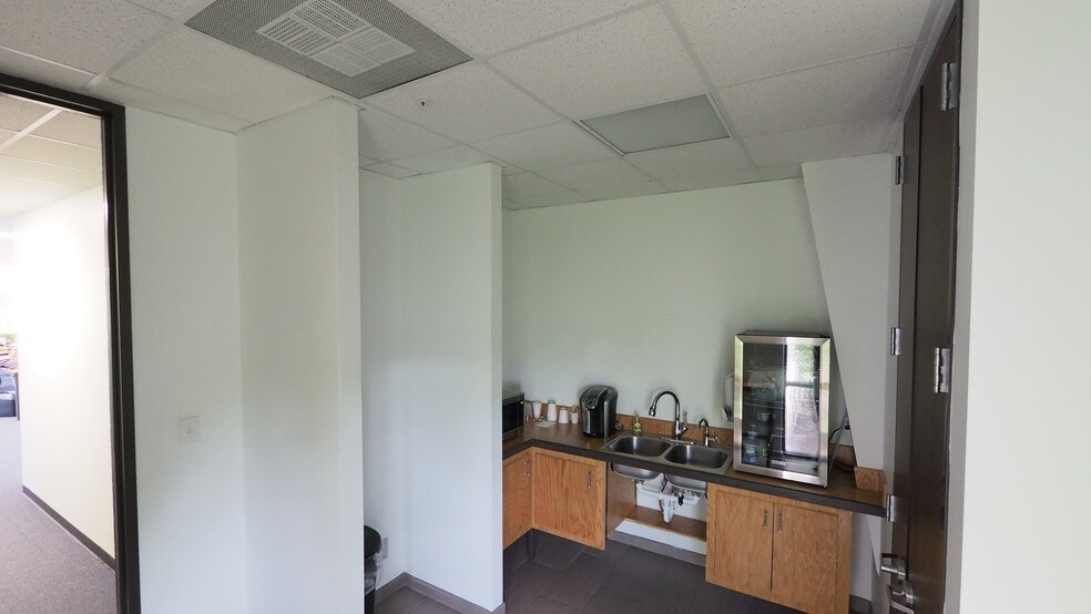 More Photos Of 21110 N Summitry Cir, Katy Warehouse For Lease