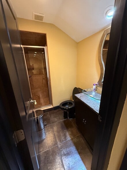 More Photos Of 5115 S Lakeland Dr, Lakeland Office For Sale