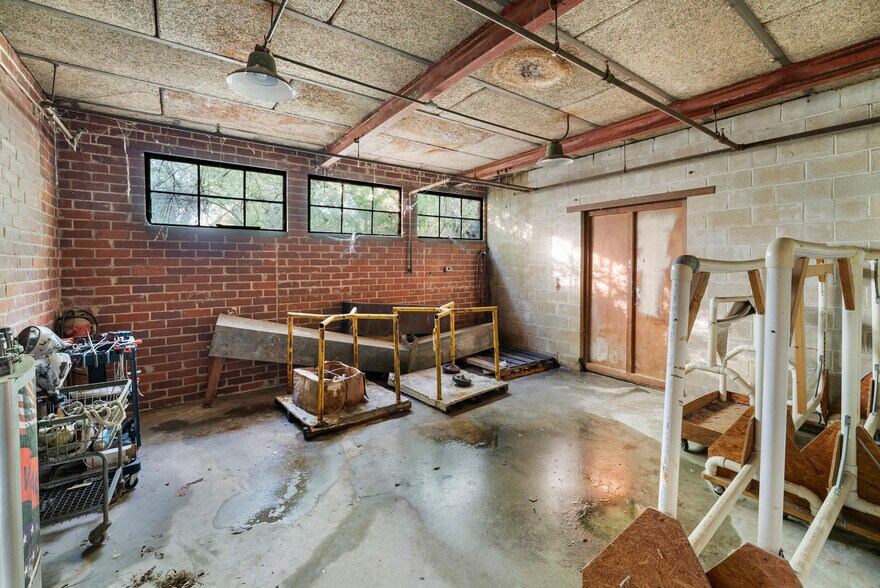 More Photos Of 580 Sw Broad St, Jesup Light Manufacturing For Sale