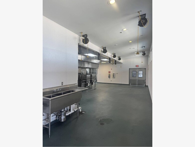 More Photos Of 2501 E President St, Savannah Food Processing For Lease