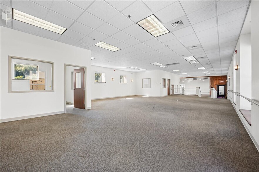 More Photos Of 10 Railroad Pl, Norwich Flex For Lease