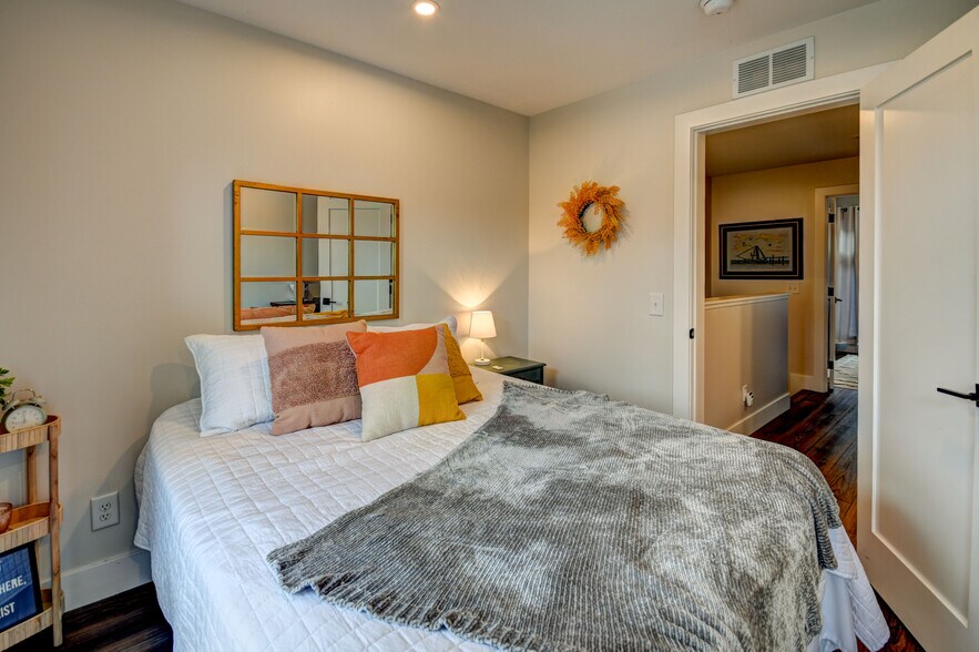 More Photos Of 208 Gillis St, Traverse City Specialty For Sale