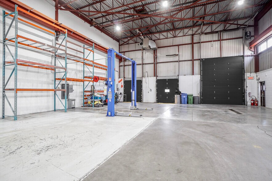 More Photos Of 274-278 Av Labrosse, Pointe-claire Warehouse For Lease