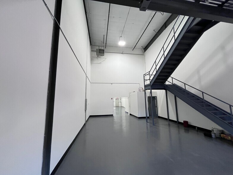 More Photos Of 106 Ledge Rd, Seabrook Warehouse For Lease