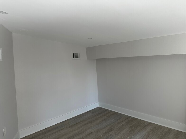 More Photos Of 1233 Ben Sawyer Blvd, Mount Pleasant Office For Lease