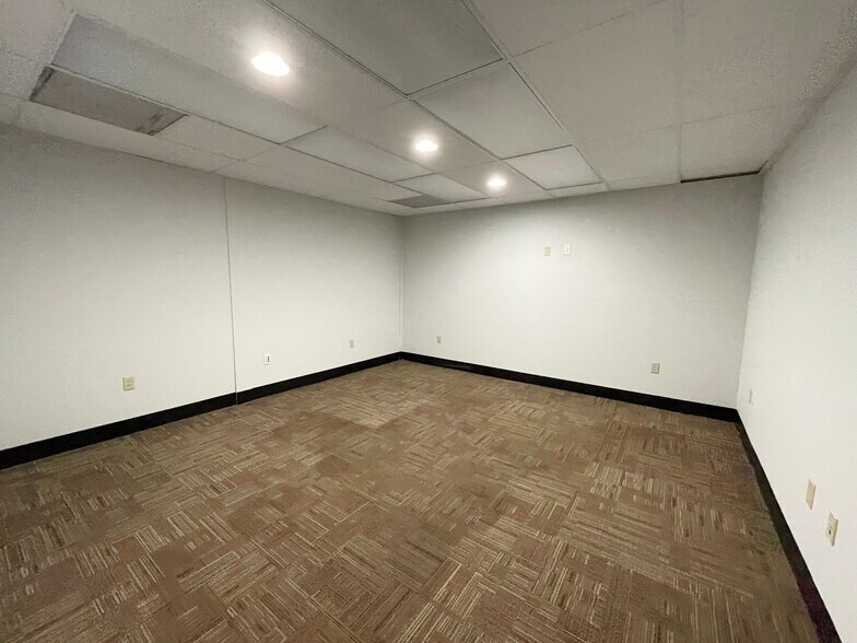 More Photos Of 4405 Dorchester Rd, Charleston Freestanding For Lease