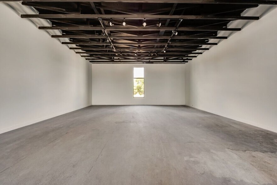 More Photos Of 4763 Algiers St, Dallas Loft Creative Space For Sale