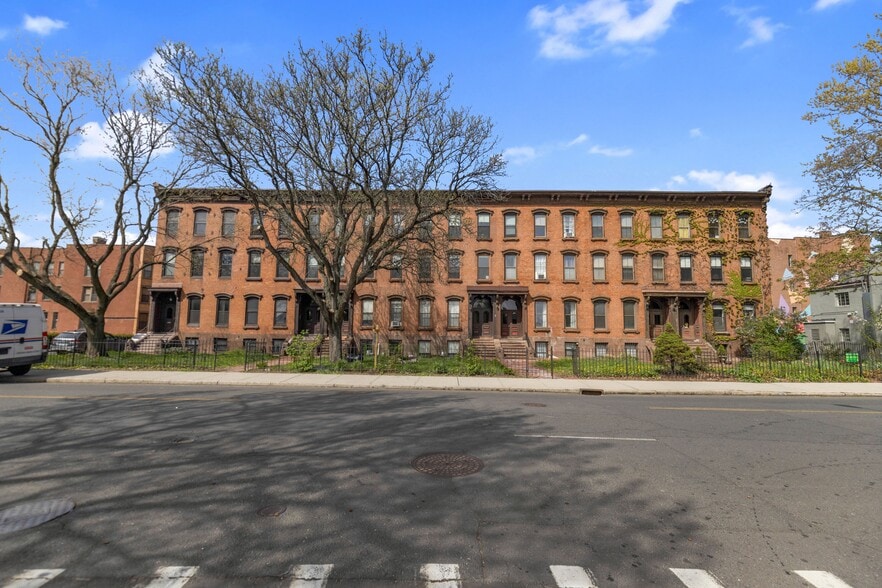 More Photos Of 44-52 Buckingham St, Hartford Apartments For Sale