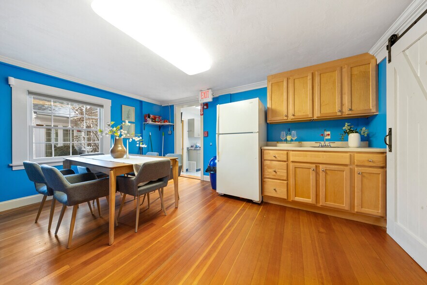 More Photos Of 25 Carlisle Rd, Westford Veterinarian Kennel For Sale