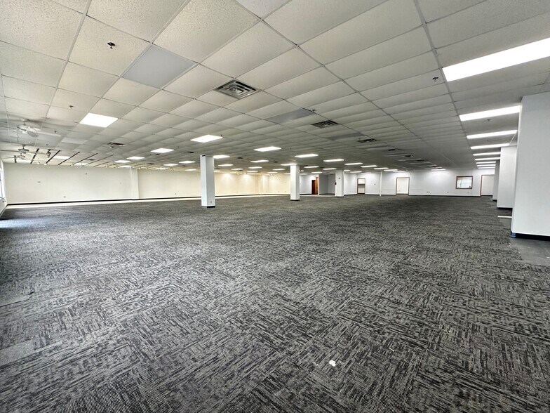 More Photos Of 5571 N Main St, Joplin Showroom For Sale