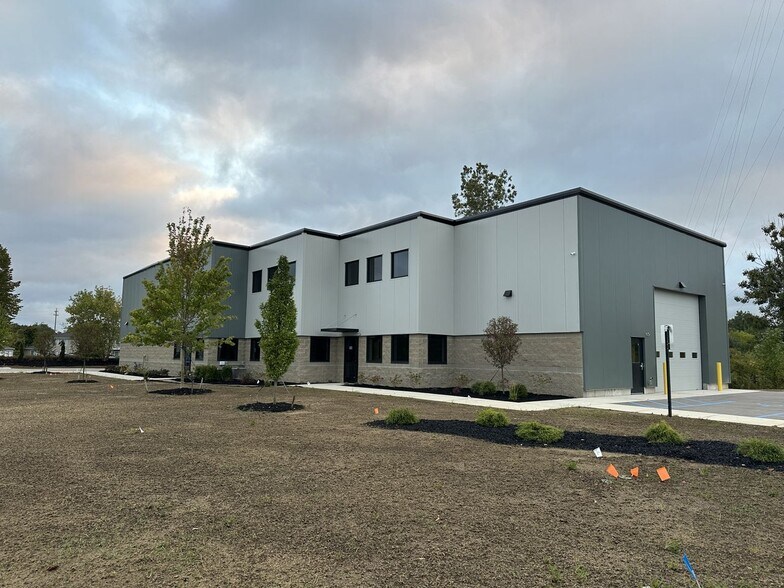 More Photos Of 956 Black river Dr, Zeeland Distribution For Lease