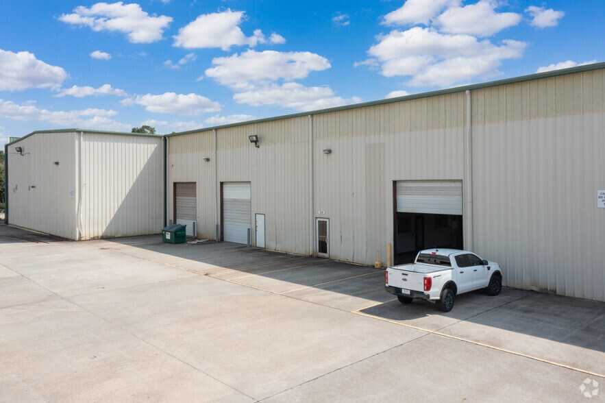 More Photos Of 5101-5111 Milwee St, Houston Warehouse For Lease