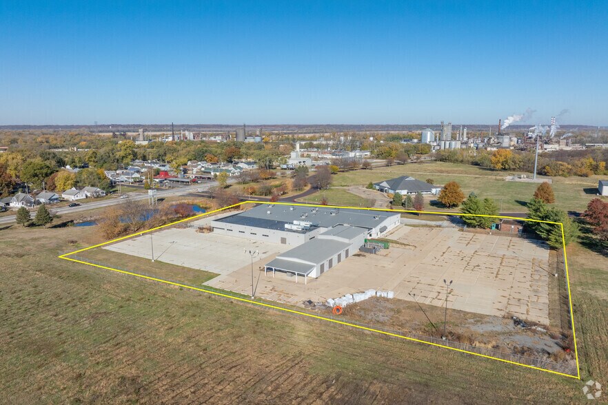 More Photos Of 200 Enterprise Dr, Pekin Light Distribution For Sale