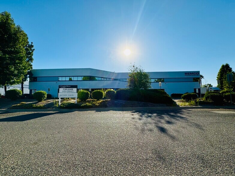 More Photos Of 2255 Union Pl, Simi Valley Distribution For Lease