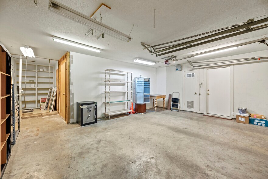 More Photos Of 1001 Avenue A, Katy Storefront Retail Office For Lease