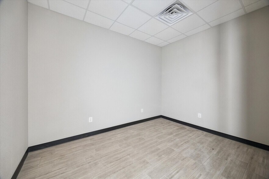 More Photos Of 19103 Hufsmith Kohrville Rd, Tomball Unknown For Lease