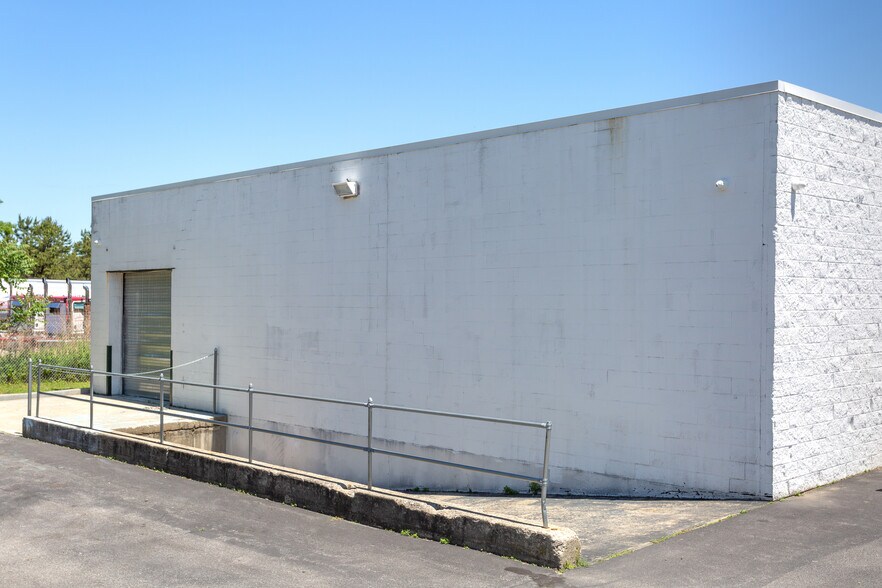 More Photos Of 51-71 Windsor Pl, Central Islip Warehouse For Lease