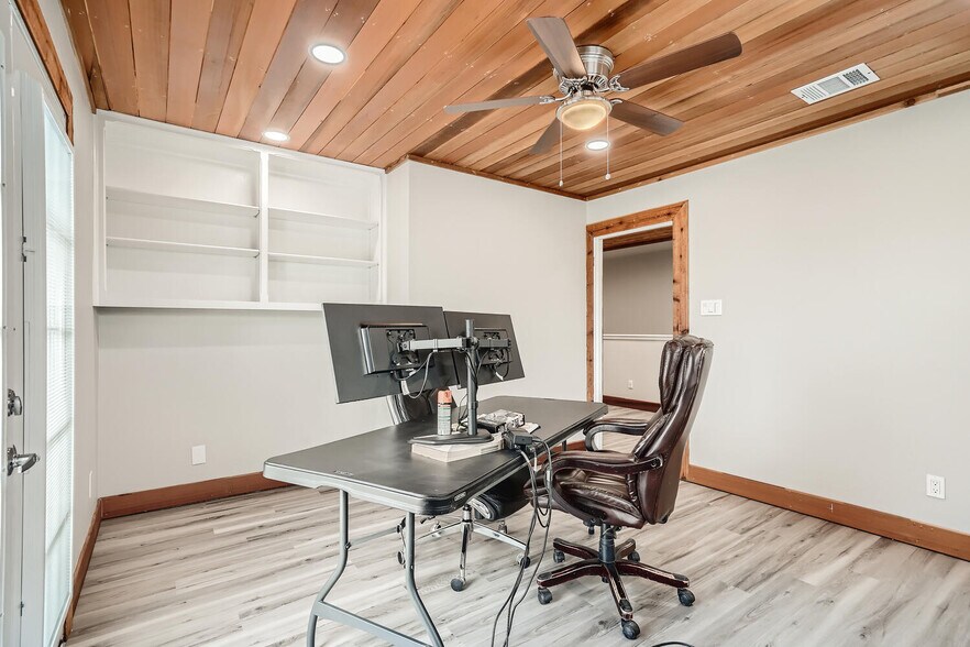 More Photos Of 11204 Bluff Bend Dr, Austin Light Manufacturing For Sale