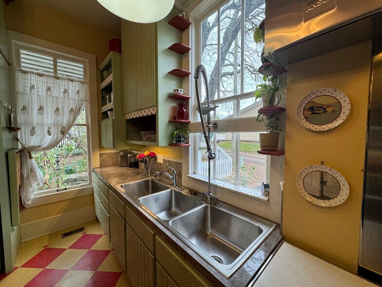 More Photos Of 224 W Chickasaw St, Tahlequah Hospitality For Sale