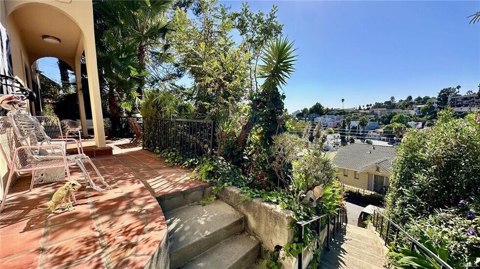 More Photos Of 3201 Hamilton Way, Los Angeles Apartments For Sale