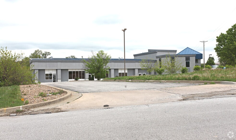 More Photos Of 801 NW Commerce Dr, Lee's Summit Sports And Entertainment For Sale