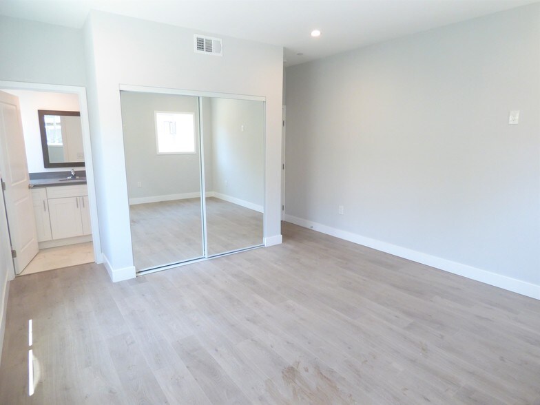 More Photos Of 1256 N Hobart Blvd, Los Angeles Apartments For Sale