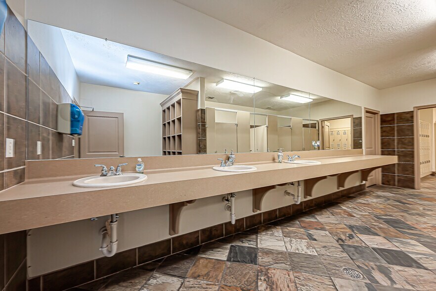 More Photos Of 2202 Lone Oak Rd, Houston Health Club For Sale