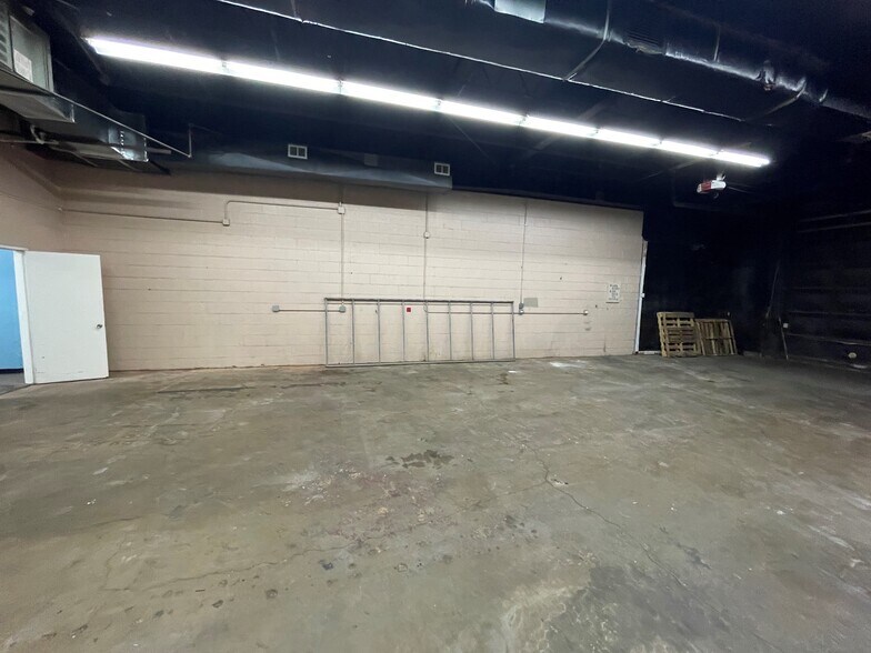 More Photos Of 110 S River Rd, Des Plaines Warehouse For Lease